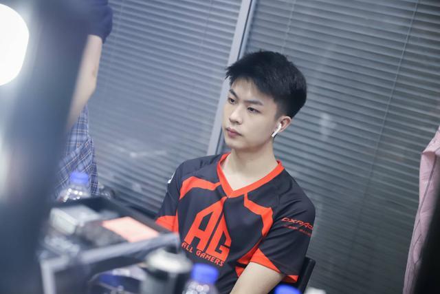 第二阶段的官方赛程已公布： EDward Gaming vs Weibo Gaming 开幕赛，每天六场Bo1比赛，持续八天，尽情享受吧！